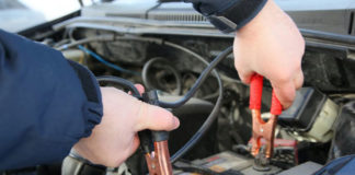 Jak prawidłowo odpalić auto za pomocą kabli rozruchowych?