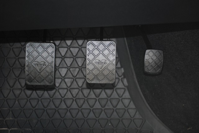 Jak wyłączyć hamulec postojowy? Jak wyłączyć hamulec postojowy?