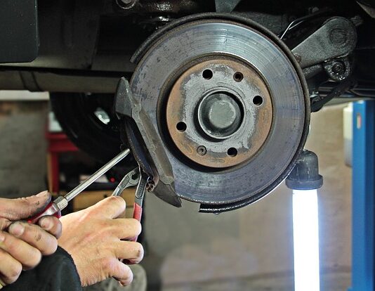 Czy trzeba zaciągać hamulec ręczny w automacie?