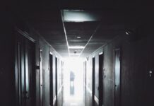 Czy można siedzieć w aucie na pasie awaryjnym?